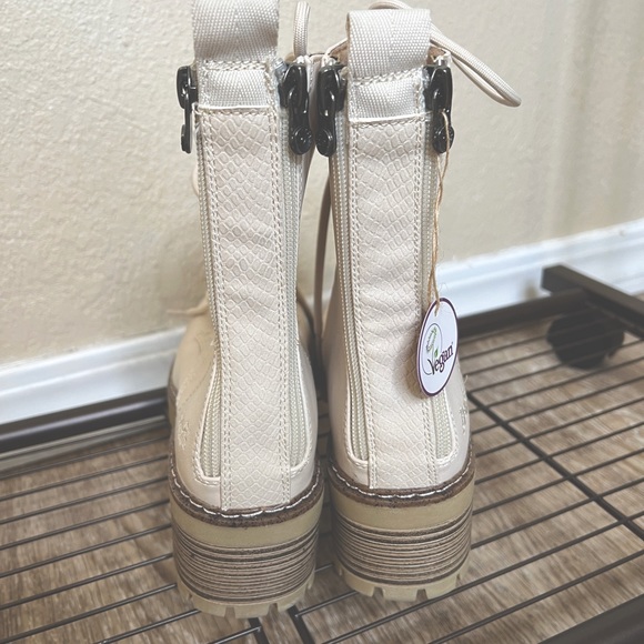 Blowfish Vegan Leather Boots NWT Cream Size 9 - Picture 2 of 5